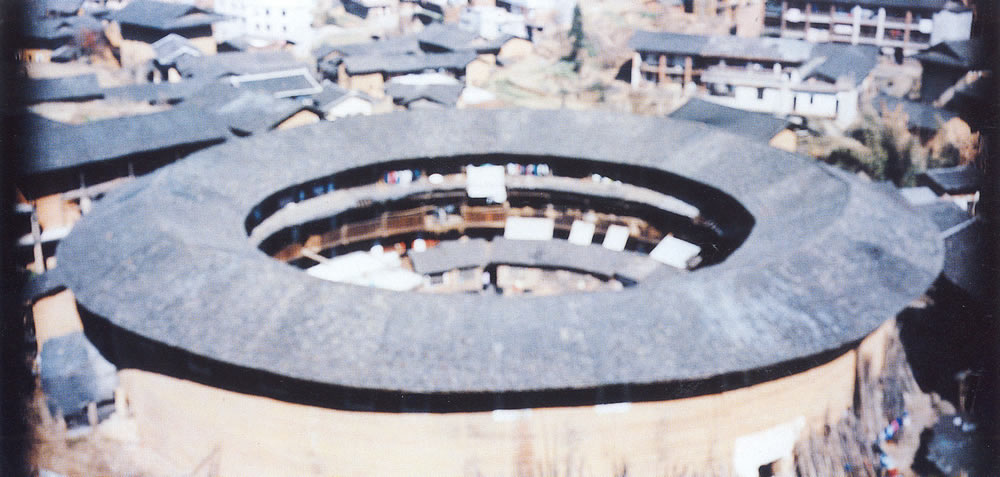 VISTO DA LONTANO<br>Photographs by Olivo Barbieri and Luo Yongjin