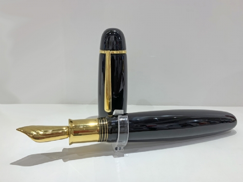 STILO nero oro by Giorgio Laveri STILO nero oro by Giorgio Laveri